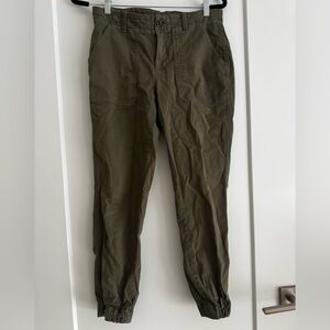 Banana Republic Cargo Pants in Olive